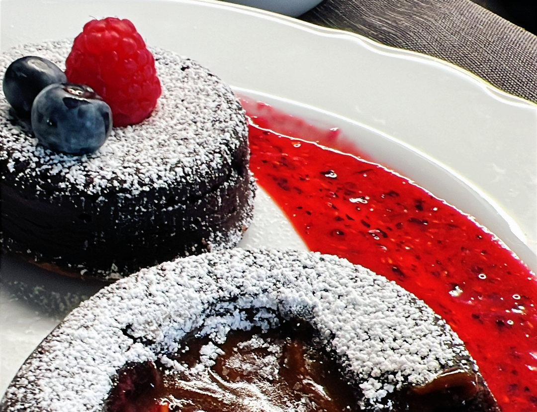 Lava Cakes με σάλτσα κόκκινων φρούτων